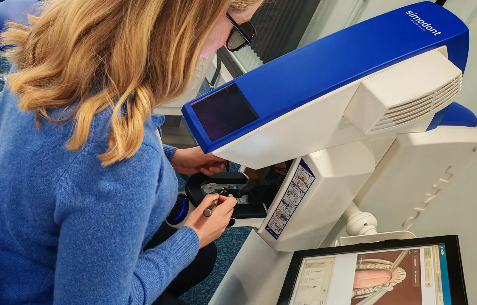 Hannelie working at a Simodont Dental Trainer